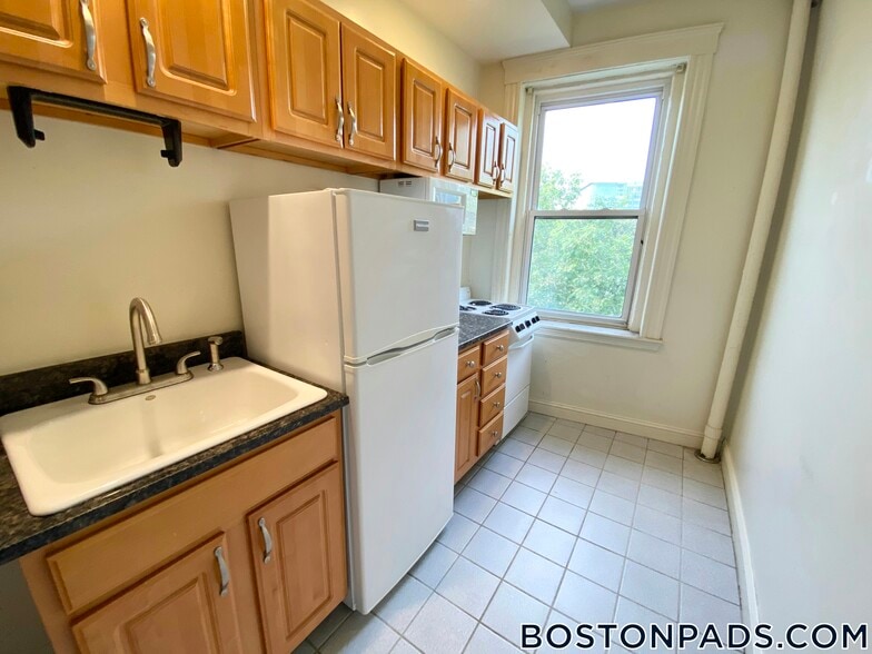 Building Photo - 195 Park Dr