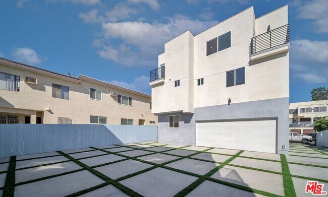 Building Photo - 227 S Park View St