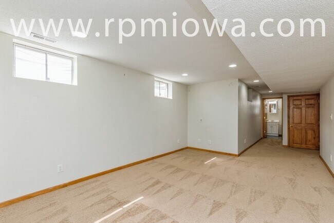 Building Photo - GREAT LOCATION!! 4 Bedroom, 3.5 Bathroom Home in West Des Moines
