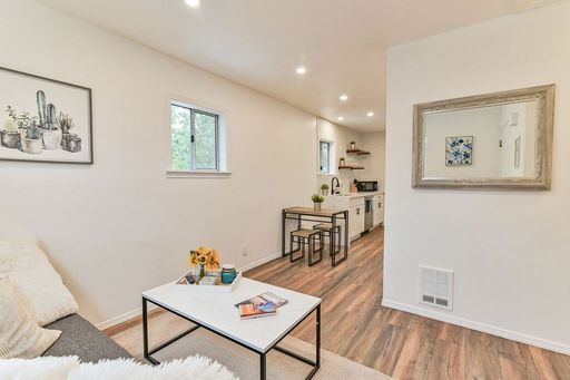 Building Photo - Beautiful top floor 1 bedroom 1 bathroom apartment on Lower Queen Anne