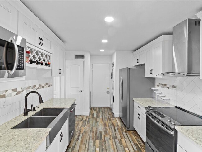 Building Photo - 15932 Seahorse Dr