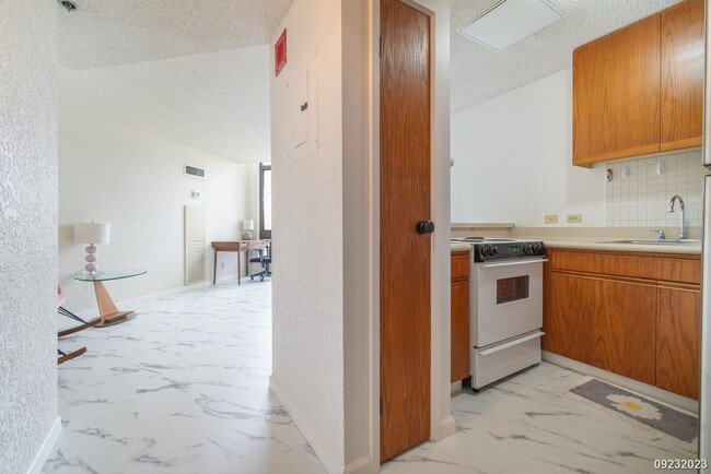 Building Photo - FURNISHED 1BR 1BA condo w/CENTRAL AC & 1 P...