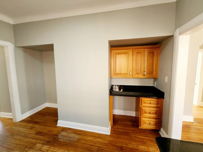 Building Photo - 2333 Pauline St