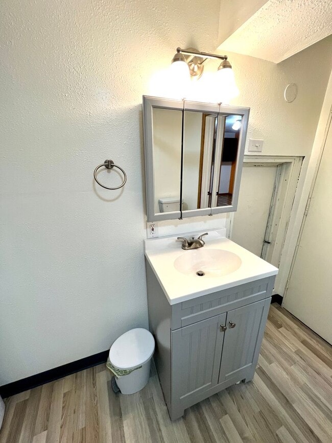 Building Photo - Pet Friendly 3 Bed 2 Bath Single Family Home With Large Garage!