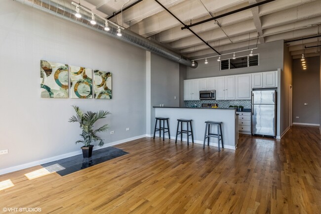Building Photo - 1224 W Van Buren St