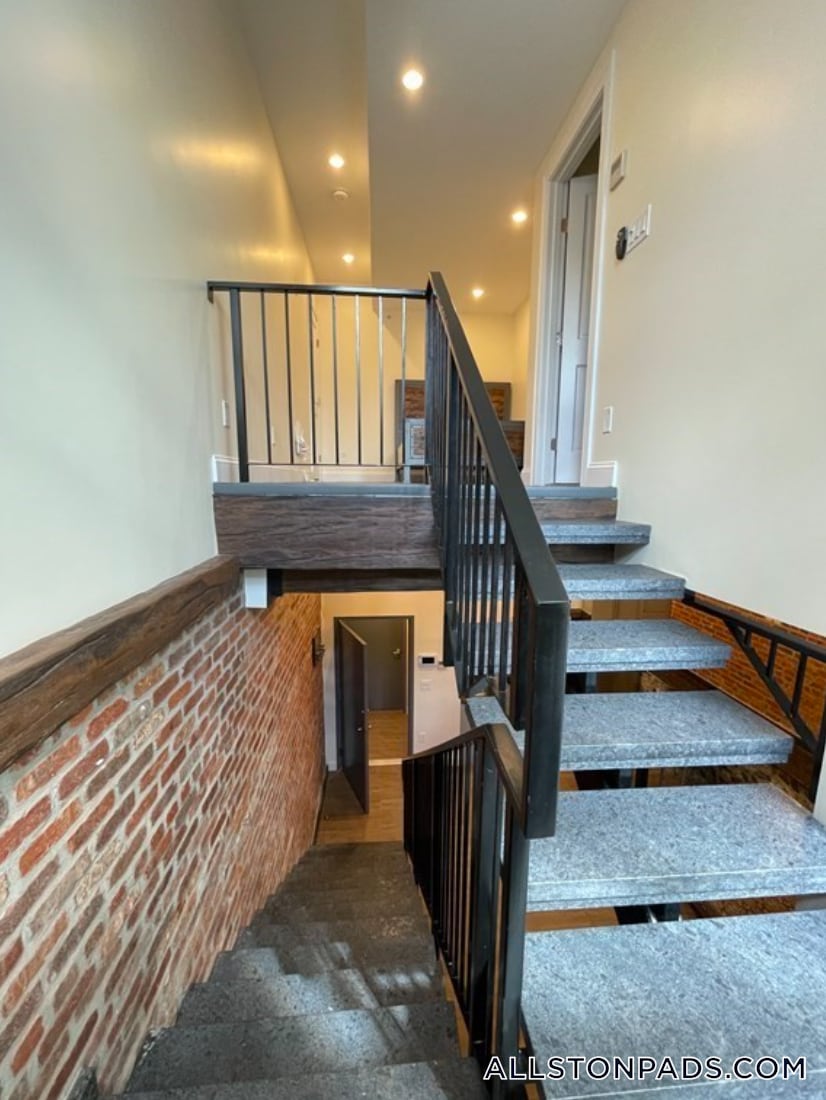 Building Photo - 1028a Commonwealth Ave