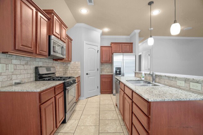 Building Photo - Spacious 3 Bedroom 2 Bath home in Great Location!