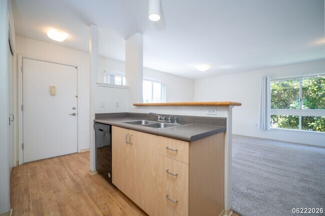 Building Photo - Available now!  3-bedroom, 2-bath, 2 parking Townhome in Mililani Mauka