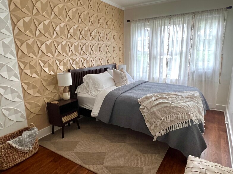 Bedroom (queen bed) - 5714 Virginia Ave