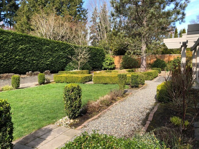 Building Photo - Elegant and Luxury home in Medina, 5 bedro...