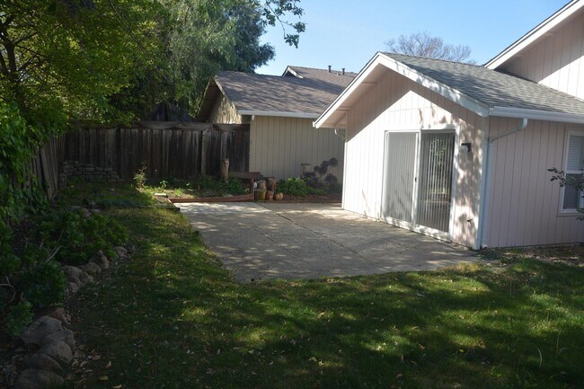 Building Photo - Sharp Pittsburg 3/2