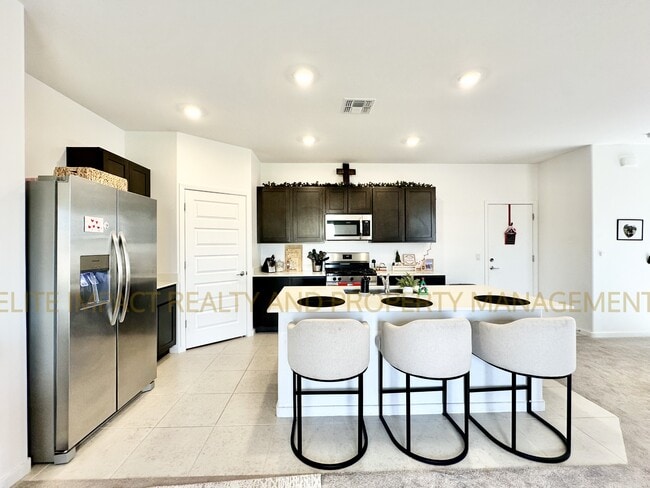 Building Photo - 7064 W Vineridge Dr