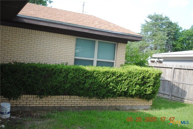 Building Photo - 106 E Young Ave