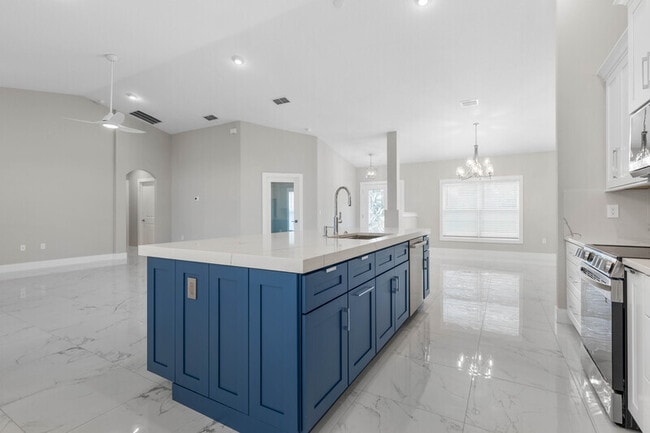 Building Photo - 12 Wheeler Ln