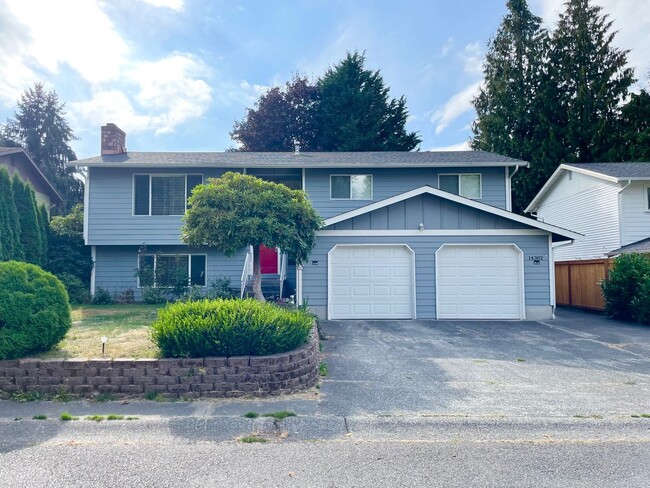 Primary Photo - Beautiful 4 Bed 2.5 Bath Home in Silver Firs