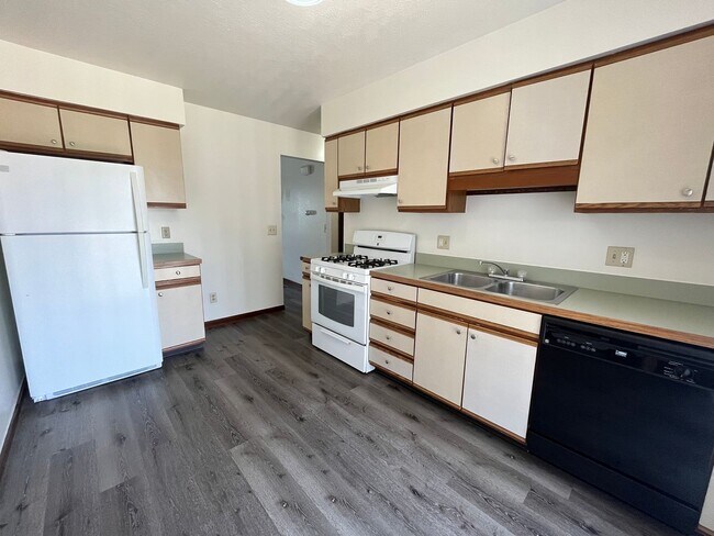 Building Photo - 515-A S Silverwood Lane