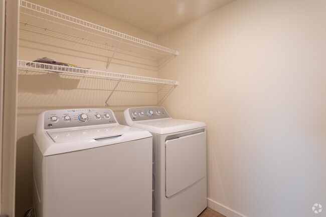 1BR, 1BA - 819SF - COPPER GATE