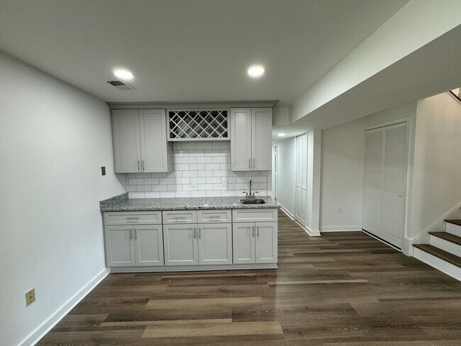 Building Photo - Spacious 5 Bed 3 Bath Home Walking Distanc...