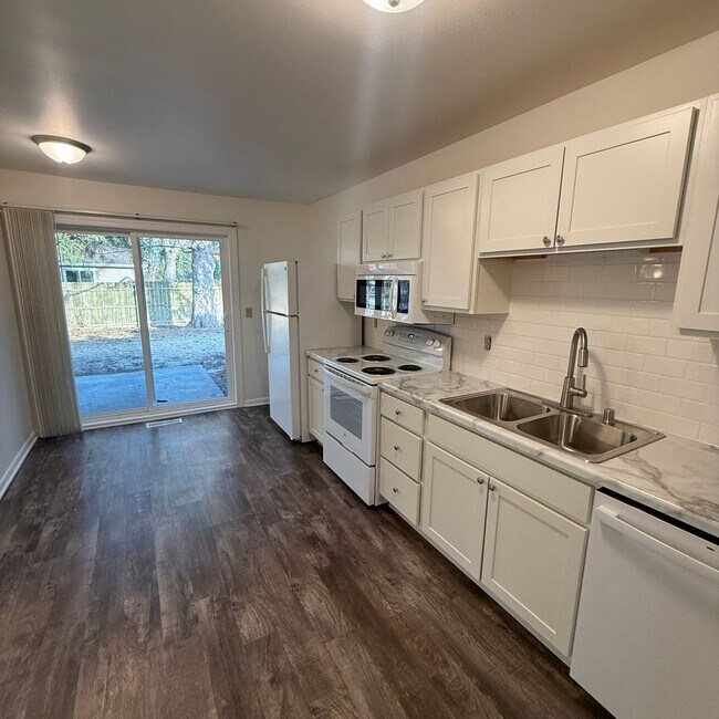 Building Photo - 2239-2239 N Thompson Rd