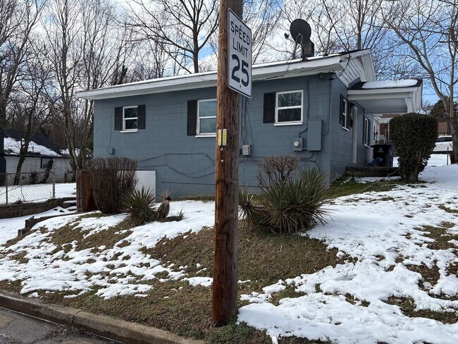 Building Photo - 2 bedroom, 1 bathroom home available in Winston-Salem!