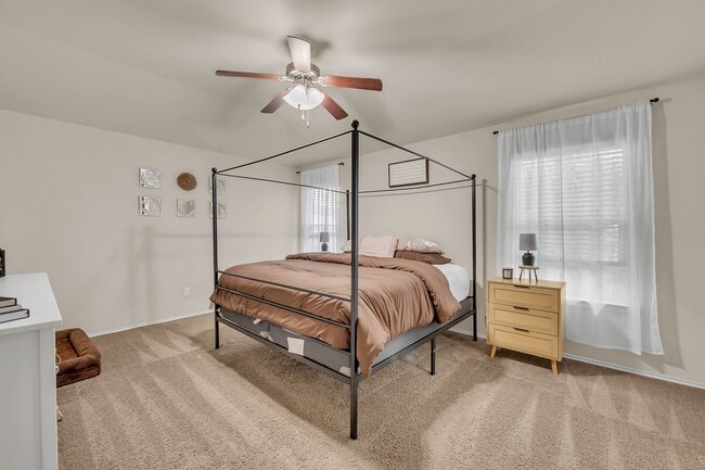 Building Photo - 4 bedroom/2 bath/2 Car Garage - Beautiful ...