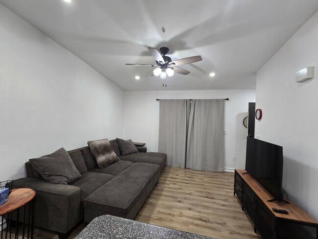 Building Photo - West-Flagstaff Condo in the Arbors - 2 Bed, 2 Bath - Students OK! 1 Sm. Pet OK! Avail. July 10th!!