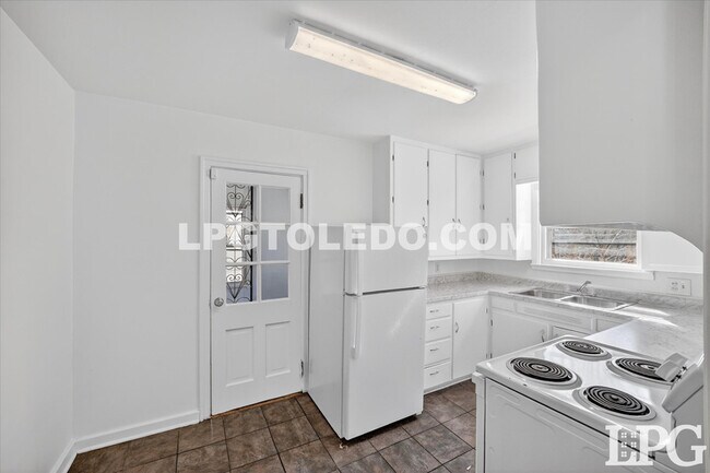 Building Photo - 4124 Vermaas Ave