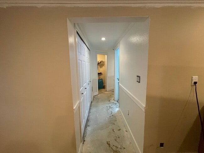 Building Photo - Lower Level to Charming 2 Bedroom Madison Valley!!