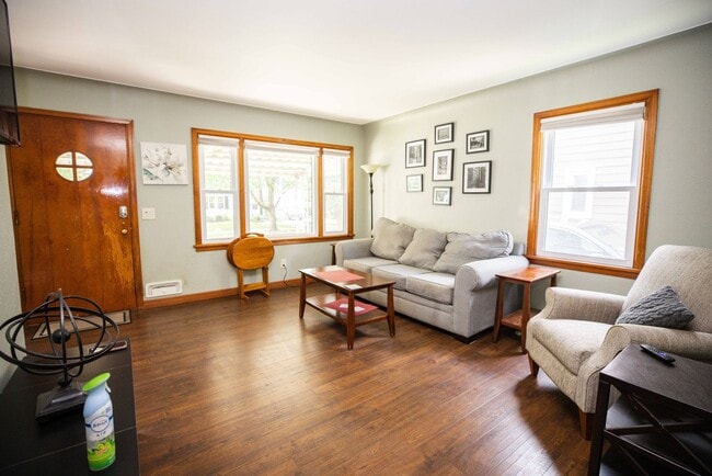 Building Photo - Beautifully updated two bedroom home in We...