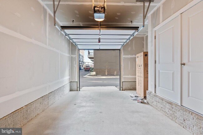 Building Photo - 2709 Light St