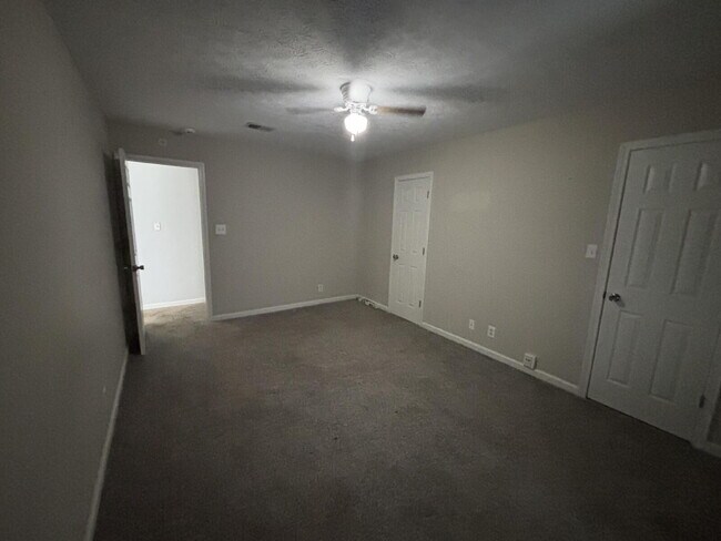 Building Photo - Half off rent in August