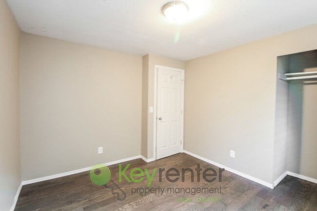 Building Photo - Spacious 4 Bedroom with Open Floor Plan and AC