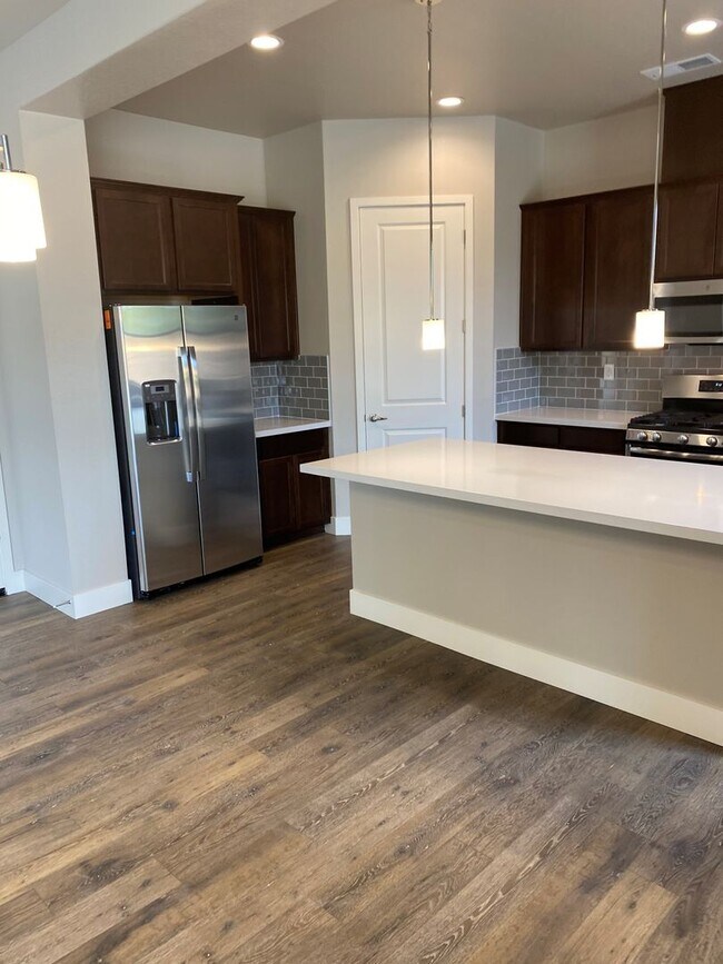 Building Photo - $2495 - MODERN - LARGE YARD - GRANITE - ST...