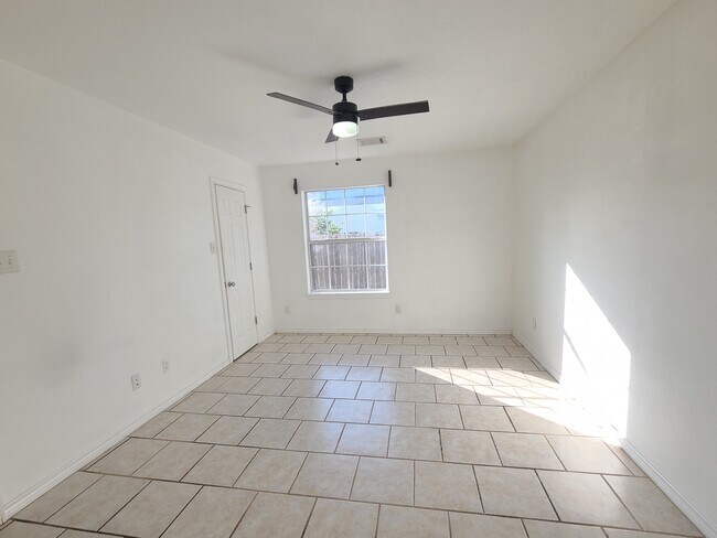 Building Photo - 2637 Symphony Park Dr