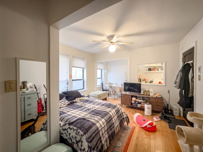 Building Photo - 3345 N Marshfield Ave