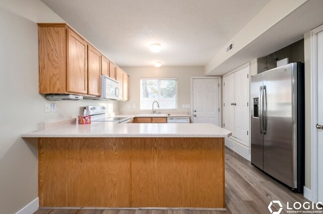 Building Photo - Spacious Row End Townhome in Amazing Locat...