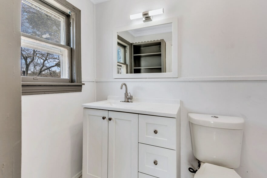 Building Photo - 305 N Robinson St