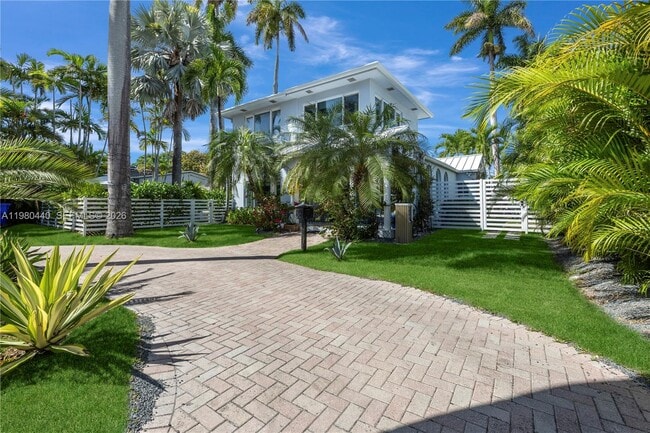 Building Photo - 1121 NE 85th St