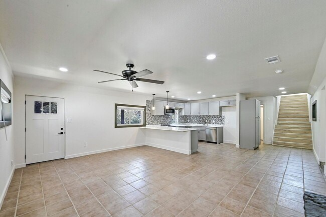 Building Photo - Lots of Space in Spicewood