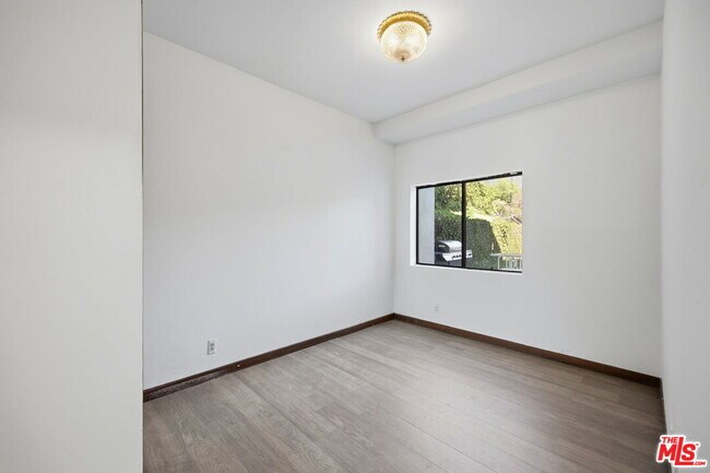 Building Photo - 2846 Royston Pl