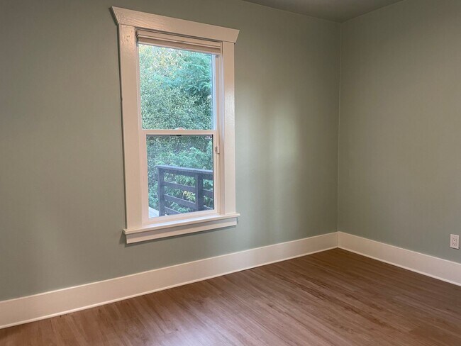 Building Photo - Welcome Home 3b/1ba Updated Home