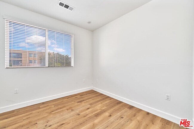 Building Photo - 14550 Burbank Blvd