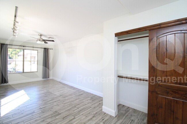 Building Photo - 563 E Krista Way