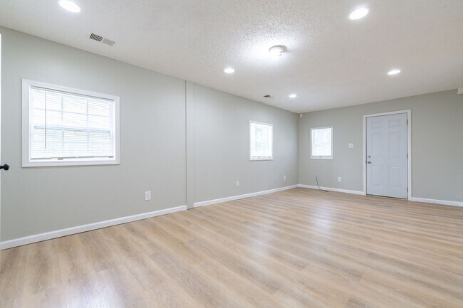 Building Photo - 1000 Rampart Pl