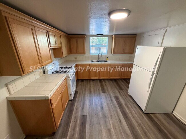 Building Photo - AVAILABLE JULY - Two Blocks From Poly - 2 Bed / 1 Bath
