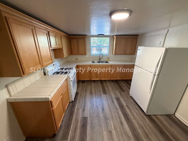 Building Photo - AVAILABLE NOW - Two Blocks From Poly - 2 Bed / 1 Bath