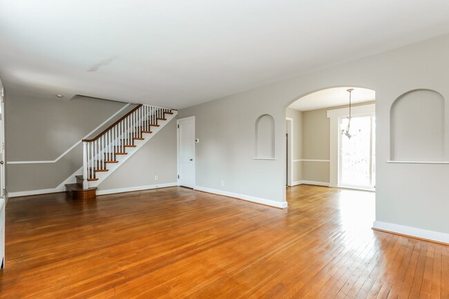 Building Photo - Charming 3-Bedroom Colonial in Glenside