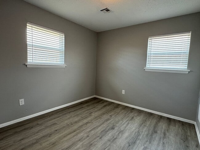 Building Photo - 4625 SW I Ave