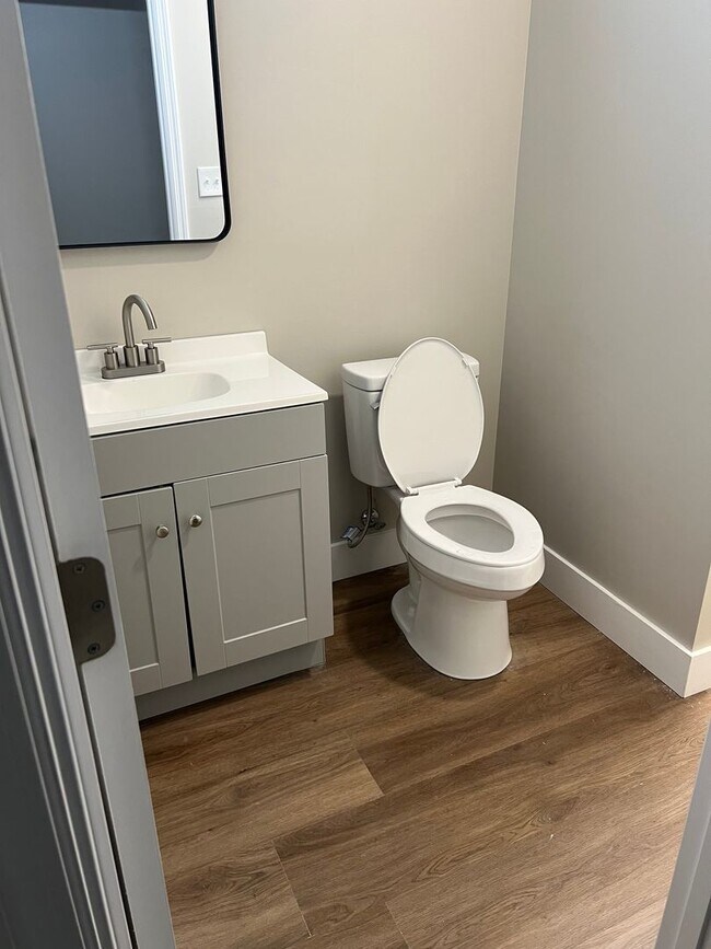 Building Photo - 2 Bedroom/2 Bath Newly Renovated Apartment for Lease