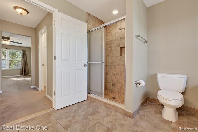 Building Photo - 699 Bay Pointe Dr